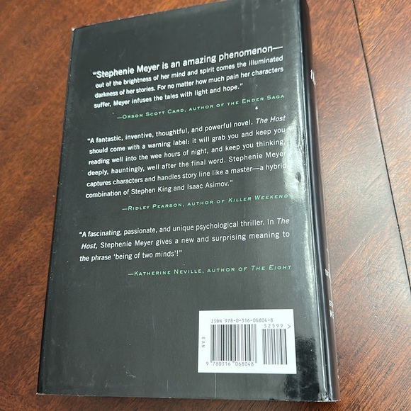 𝅺The Host Hardcover Book by Stephenie Meyer First Edition - Picture 6 of 10